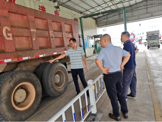 區(qū)交通運(yùn)輸局深入機(jī)動(dòng)車檢測(cè)站指導(dǎo)安全生產(chǎn)工作